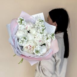 Букет из пионов и маттиолы